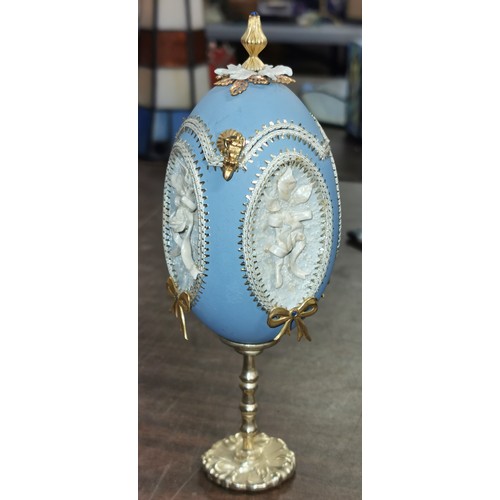 55 - 17 cm tall egg shaped ornament/ring box on gilt stand