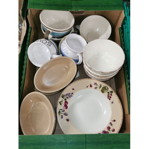 94 - Cafe clearance job lot of 4 x boxes of assorted table ware etc, mainly ceramic and glassware