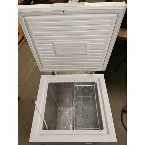 275 - 57 x 56 x 85 cm white Swan small chest freezer