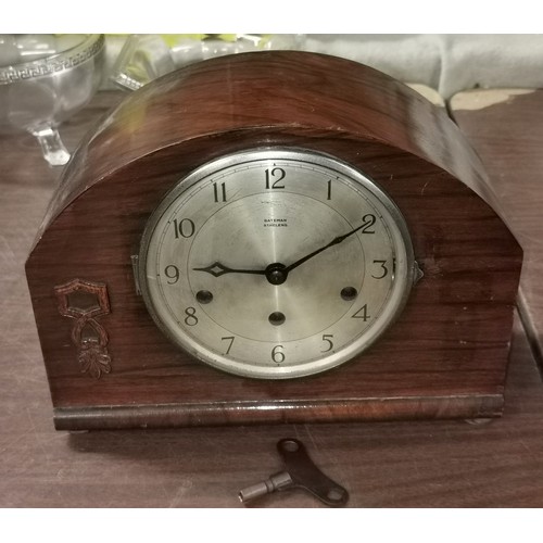 40 - 29.5 x 13 x 22.5 cm Bateman St Helens mantle clock with key and pendulum but non working (winding me... 