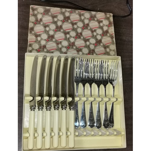 48 - Boxed look unused set of 6 x Viners knife and forks