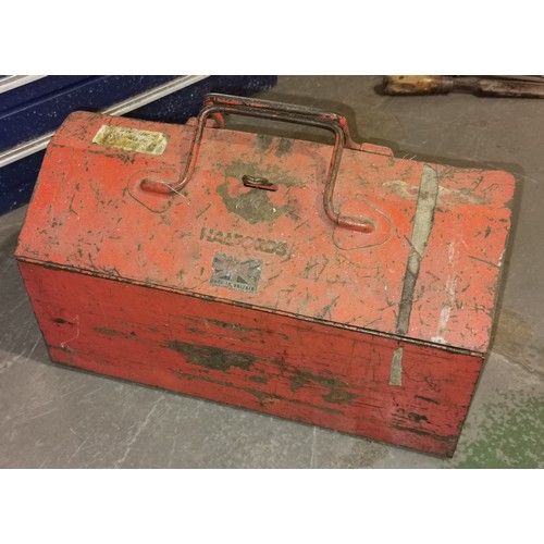 100 - Small metal barn tool box with tray and contents