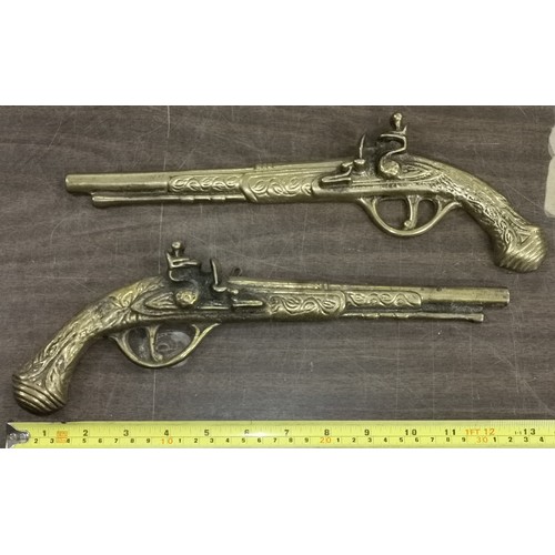 333 - Pair of 32 cm long brass flintlock pistol wall decorations