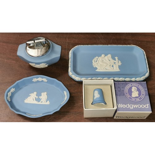 369 - Boxed Wedgwood jasper ware white on pale blue thimble and unboxed table lighter and 2 x dishes