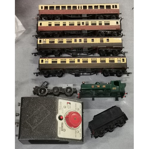 219 - Hornby engine (loose from base), Triang power unit and 4 x assorted coaches