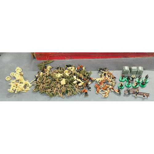 218 - Job lot of assorted OO gauge plastic people, soldiers, horses and canons