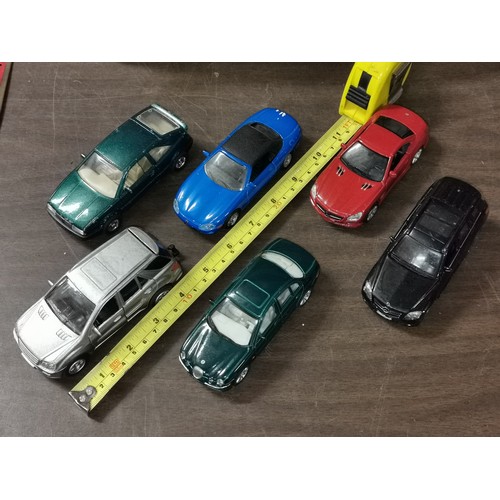 157 - Bundle of 6 x assorted die cast cars in good condition being Maisto and Welly etc