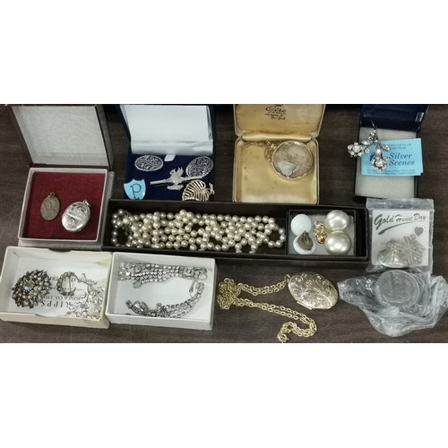 3 - Small job lot of assorted vintage and modern costume jewellery, brooches etc