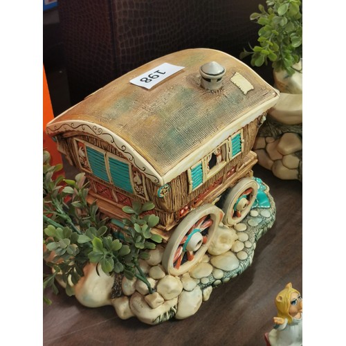 198 - 24 x 18 x 22 cm Pendelfin gypsy caravan