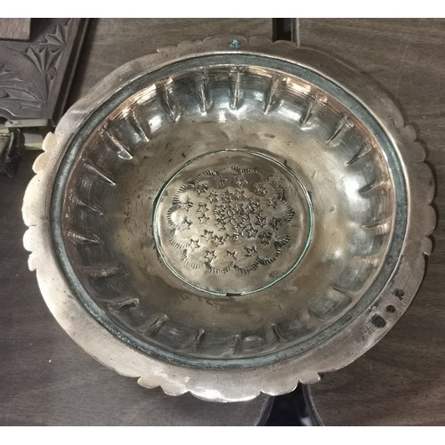 420 - 22 cm diameter engraved brass wall dish