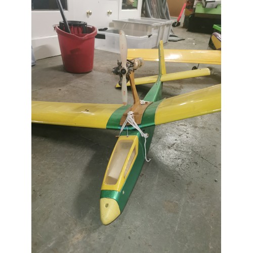 240 - 104 cm long and 130 cm wingspan model electric glider