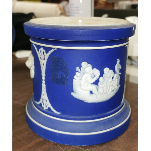 435 - 15 cm diameter and 13 cm tall large Wedgwood Jasperware pot