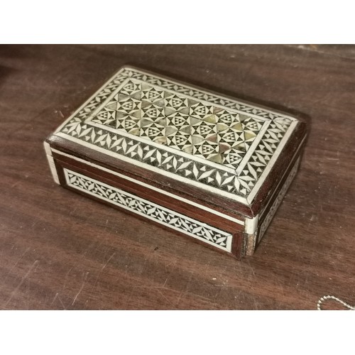 556 - Inlaid trinket/cigarette box with assorted Murano style charms