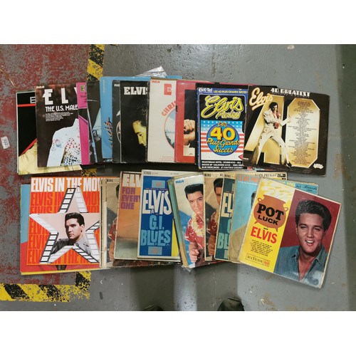 452 - Bundle of assorted Elvis Presley vinyl albums, some without sleeves in varying condition