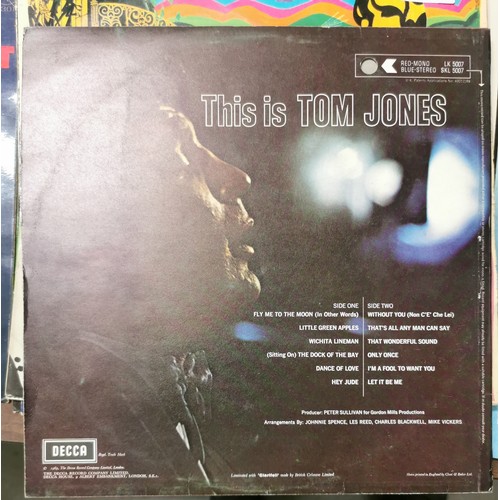 581 - Tom Jones - This is Tom Jones vinyl album in very good condition