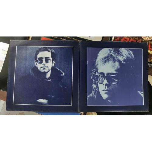 653 - Elton John - Madman across the water, gatefold sleeve vinyl album in very good condition