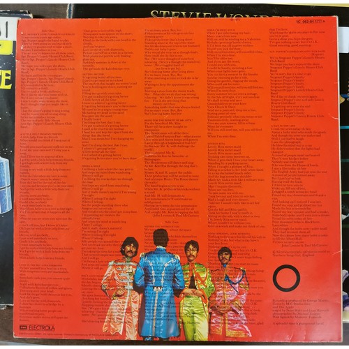 654 - The Beatles - St. Peppers lonely hearts club, gatefold sleeve vinyl album in very good condition