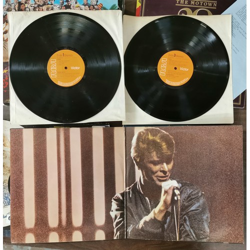 670 - David Bowie - Stage, gatefold sleeve double vinyl album in good condition