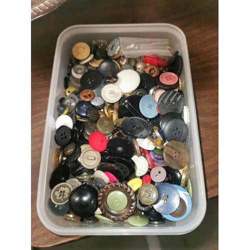 99 - Tub of assorted vintage buttons