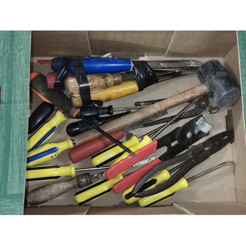 325 - Bundle of assorted hand tools