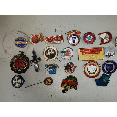 48 - Bundle of assorted old badges including some vintage enamel etc