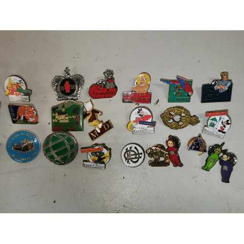 48 - Bundle of assorted old badges including some vintage enamel etc