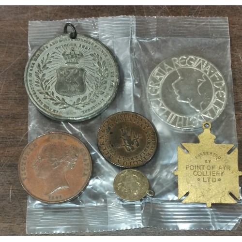 24 - Small bundle of assorted coins and medallions including £5 coin in sealed bag