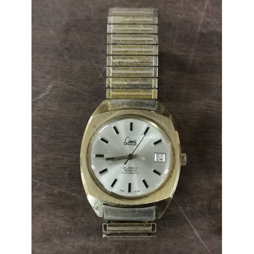 34 - Working retro gents Limit 25 jewel incabloc calendar watch with elasticated strap