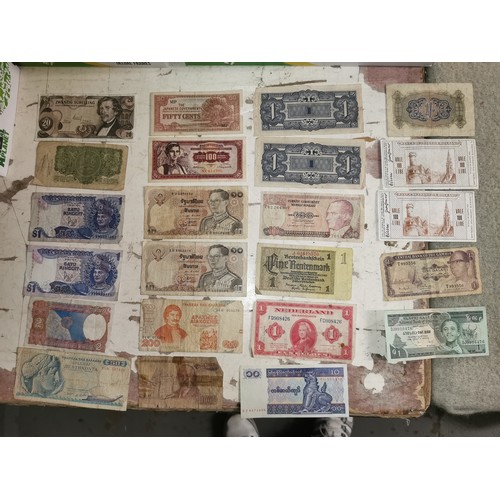 17 - Bundle of 23 x assorted vintage international bank notes