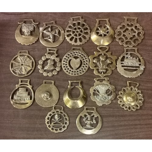 320 - Bundle of assorted mixed horse brasses