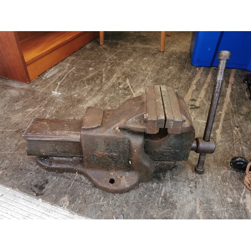 244 - Woden 90/8 large and heavy quick release steel bench vice, fully working