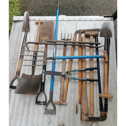 95 - Good bundle of assorted long handle gardening tools etc