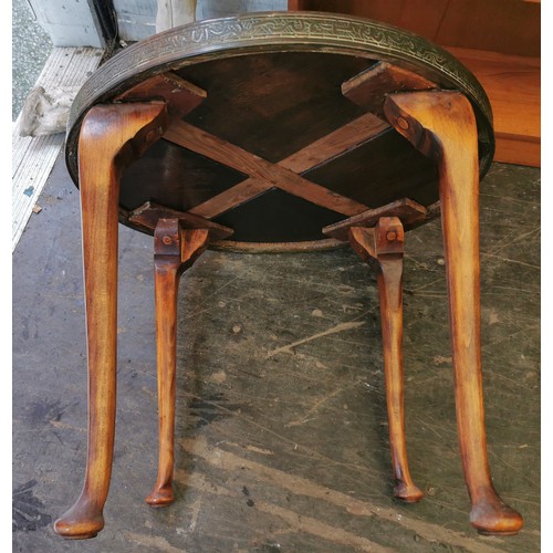 89 - 60 cm diameter and 50 cm tall ornate brass top, cab' leg table