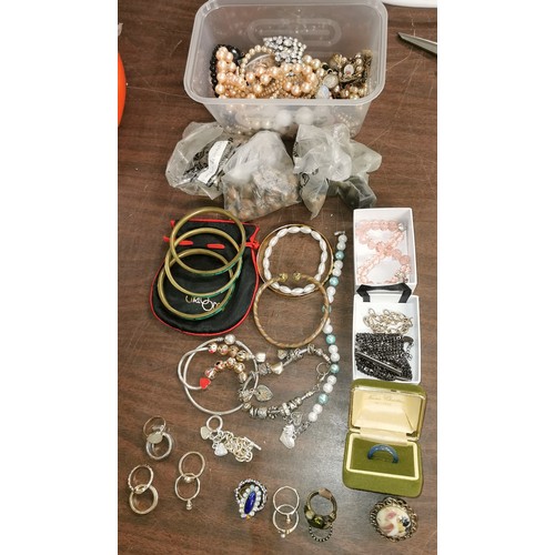 200 - Job lot of assorted vintage costume/dress jewellery necklaces, bangles and bracelets and rings, some... 