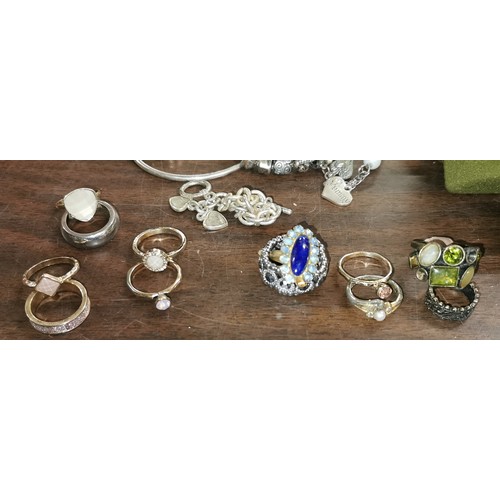 200 - Job lot of assorted vintage costume/dress jewellery necklaces, bangles and bracelets and rings, some... 