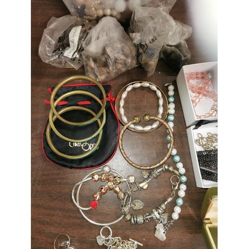 200 - Job lot of assorted vintage costume/dress jewellery necklaces, bangles and bracelets and rings, some... 