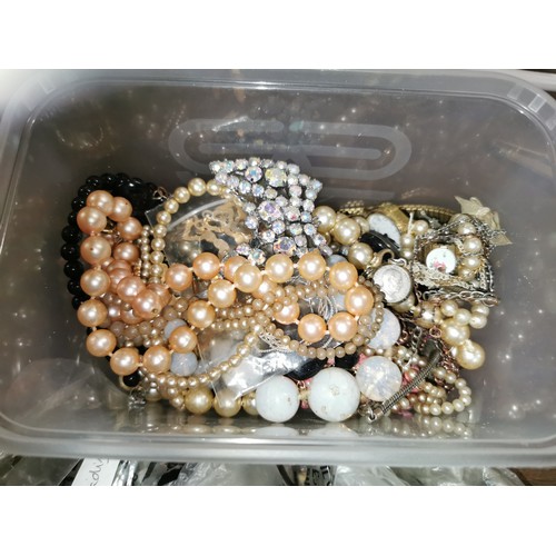 200 - Job lot of assorted vintage costume/dress jewellery necklaces, bangles and bracelets and rings, some... 