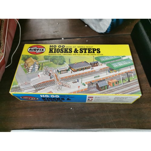 253 - New Airfix HO/OO kiosk and steps kit for model railways