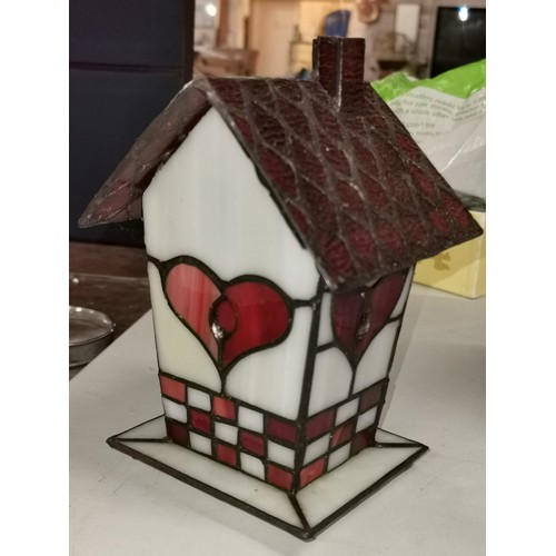 75 - 12 x 12 x 18 cm Tiffany style, stained glass cottage shaped lamp