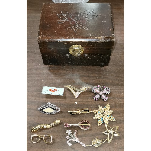 44 - Carved wooden jewellery box with costume/dress brooches