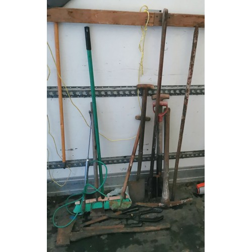 104 - Bundle of assorted garden tools inc' axe, steel grafting bar etc