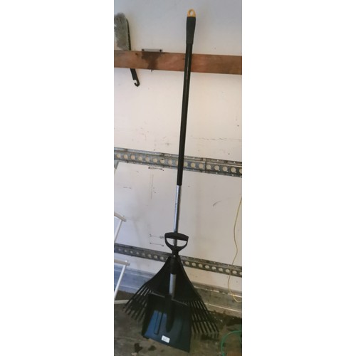 17 - Hardly used grass rake and telescopic handle shovel