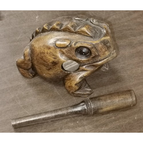 295 - 14 cm long carved wooden vintage frog rasp instrument