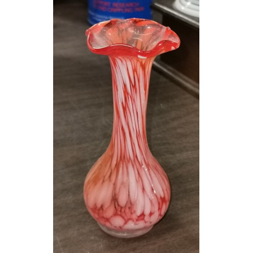 289 - 16 cm tall art glass posy vase