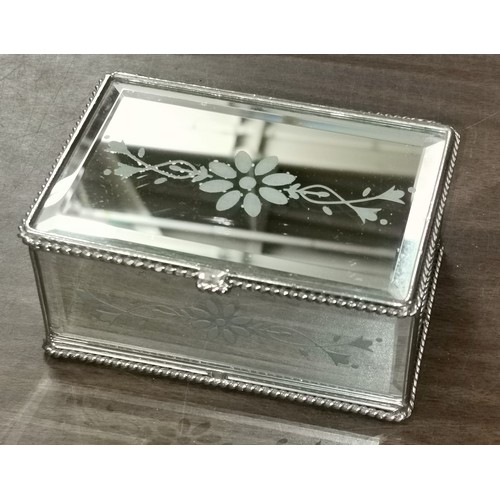 299 - 13 x 9 x 6 cm mirrored silver plate jewellery/trinket box