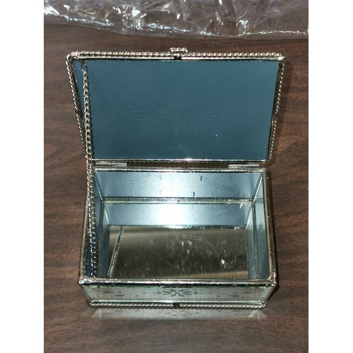 299 - 13 x 9 x 6 cm mirrored silver plate jewellery/trinket box