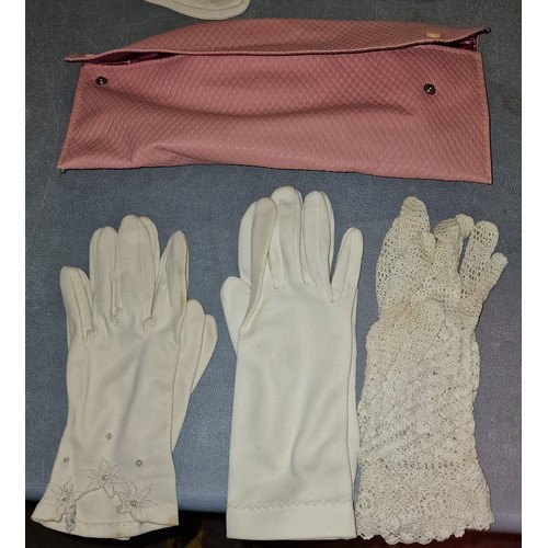 119 - Vintage ladies gloves pouch with 3 x pairs of vintage gloves