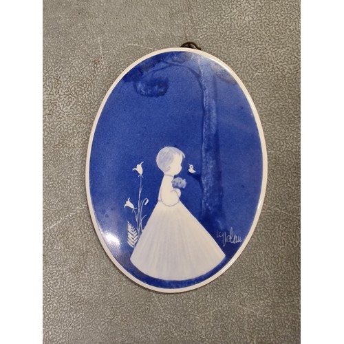 136 - 12 x 9 cm oval porcelain picture wall plaque