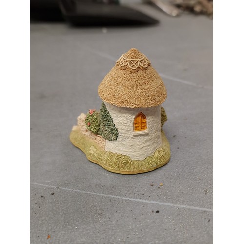 38 - 6.5 cm tall 1993 Thimble Cottage by Lilliput Lane ornament