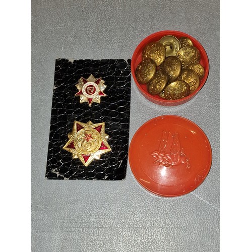 1 - Plastic tub of general service brass buttons and 2 x Russian badges